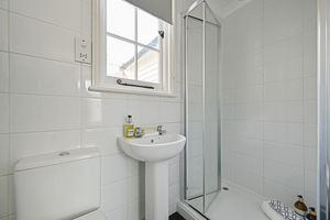 Shower room en-suite- click for photo gallery
